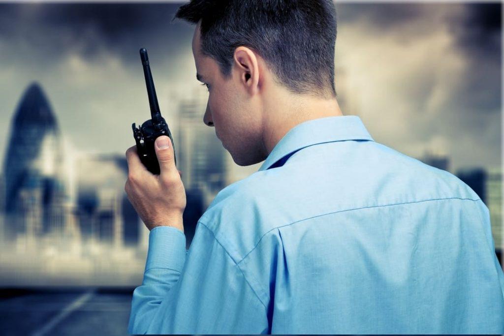 Segurança patrimonial utilizando rádio comunicador para garantir vigilância e proteção de áreas empresariais.