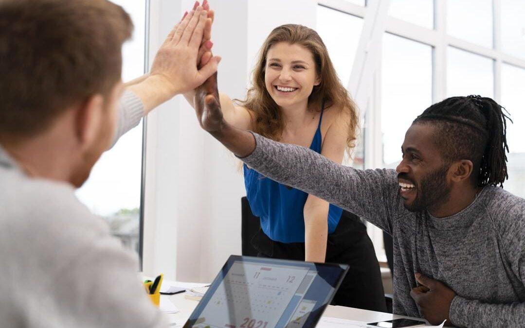 Grupo participando de uma gestão humanizada no ambiente de trabalho.