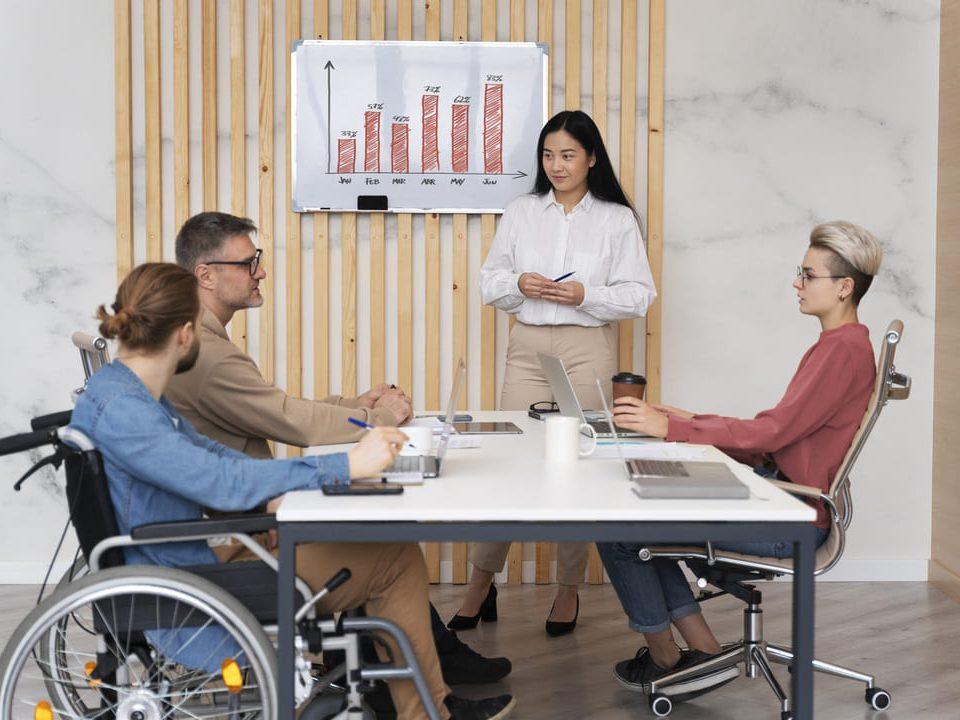 Pessoas diversas em reunião empresarial