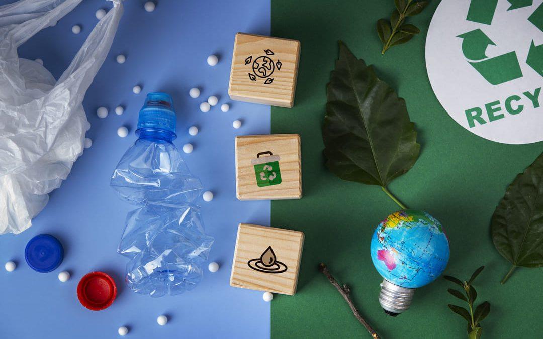 Imagem conceitual sobre sustentabilidade mostrando plástico amassado, blocos com ícones ecológicos, folhas verdes e símbolo de reciclagem, representando os 3 Rs: Reduzir, Reutilizar e Reciclar.