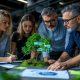 Quatro profissionais observam um modelo de árvore com elementos digitais flutuando, simbolizando sustentabilidade integrada à tecnologia.