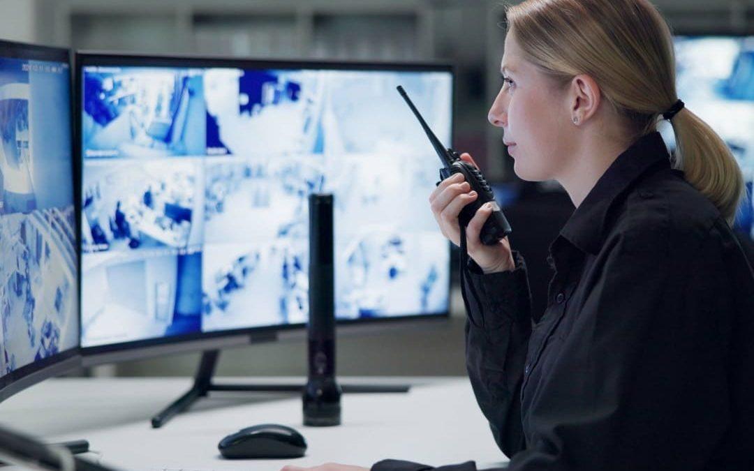 Profissional de segurança monitora câmeras em tempo real, representando a portaria remota em condomínios e empresas.