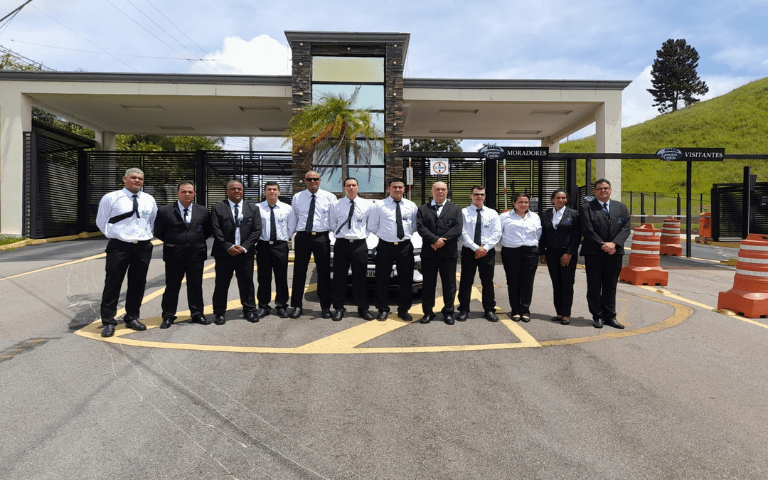 Vista aérea de terminal portuário com caminhões e contêineres, representando operação de transporte multimodal no comércio exterior com integração entre modais rodoviário e marítimo.