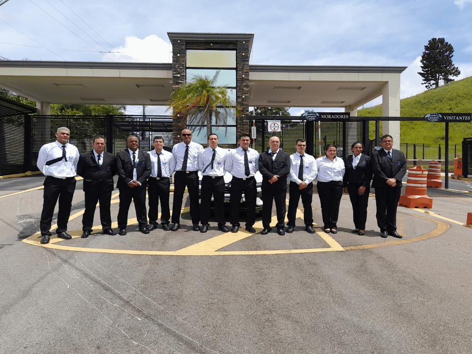 Vista aérea de terminal portuário com caminhões e contêineres, representando operação de transporte multimodal no comércio exterior com integração entre modais rodoviário e marítimo.