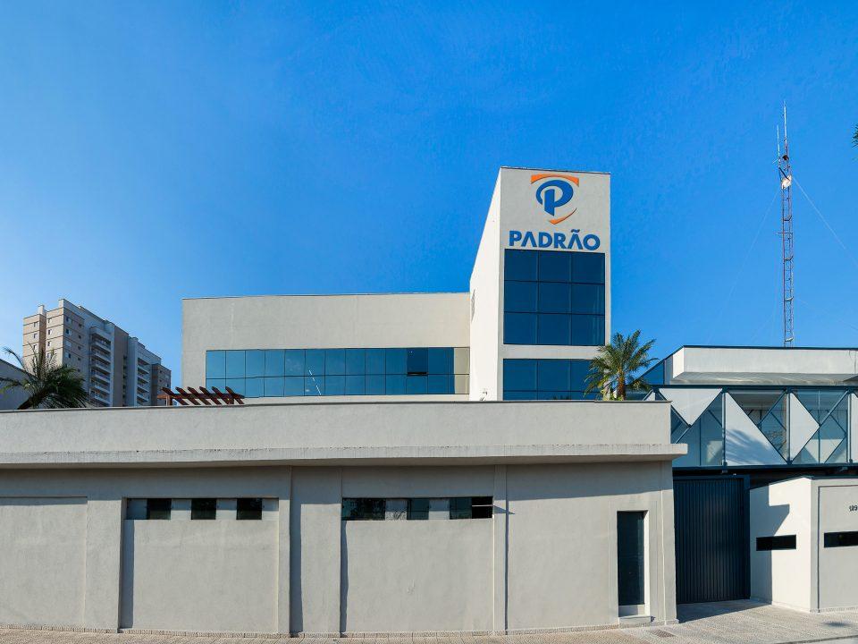 Equipe de limpeza realizando operação de serviços em ambiente corporativo antes da abertura do prédio.