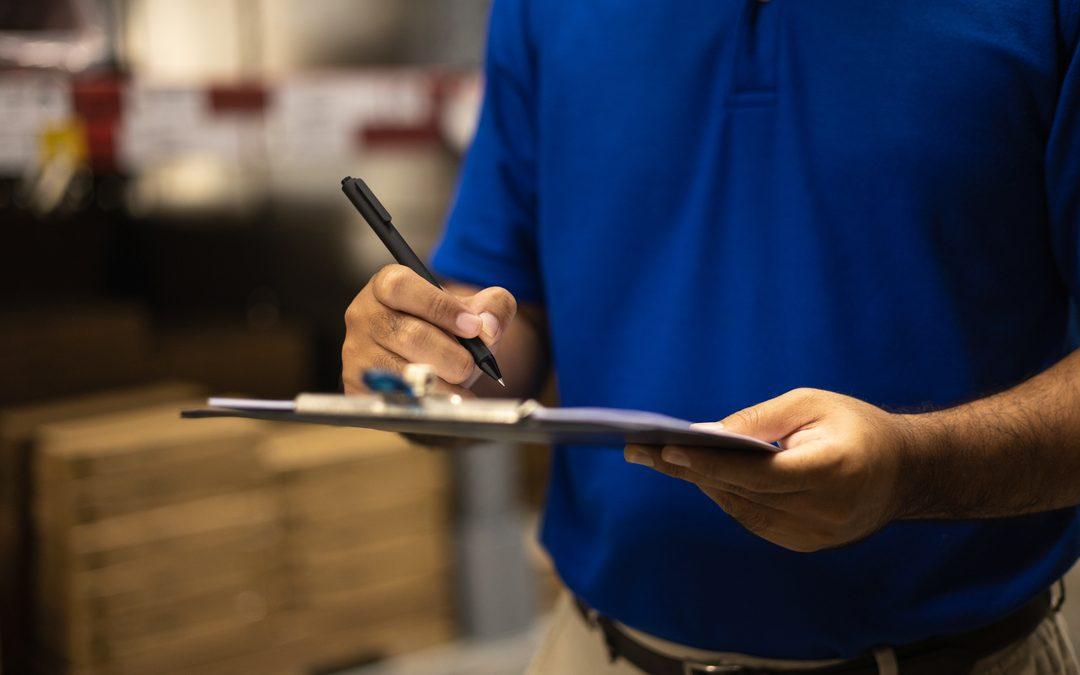 Profissional realizando checklist de controle em ambiente de trabalho, representando processos organizados e excelência operacional na gestão de serviços e rotinas.