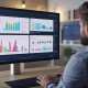 Homem analisa gráficos em monitor grande com dashboard de dados.