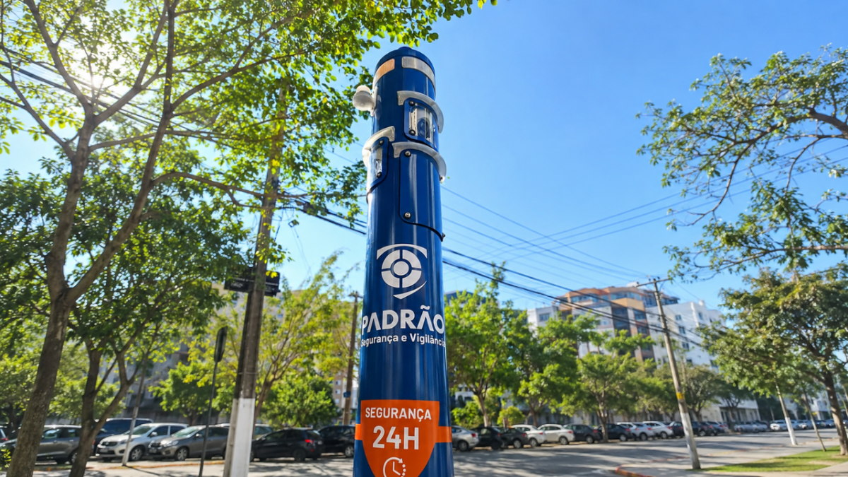 Totem de monitoramento e segurança da Padrão Segurança e Vigilância instalado em via urbana arborizada.
