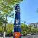 Totem de monitoramento e segurança da Padrão Segurança e Vigilância instalado em via urbana arborizada.