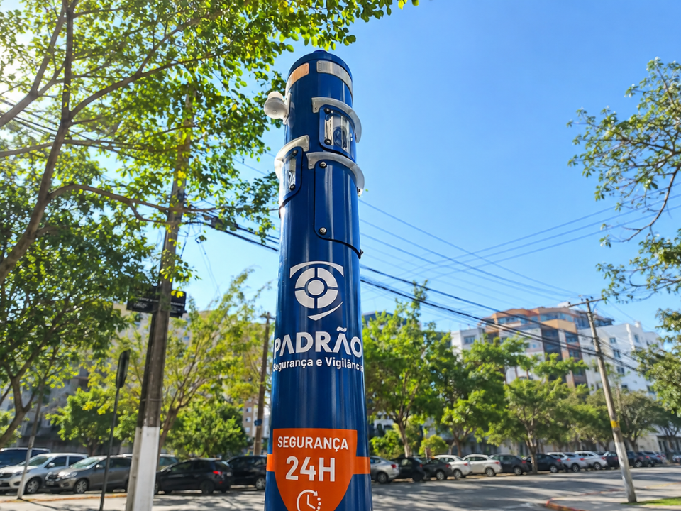 Totem de monitoramento e segurança da Padrão Segurança e Vigilância instalado em via urbana arborizada.