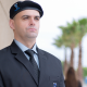 Profissional de segurança usando terno e boina com uniforme da Padrão.