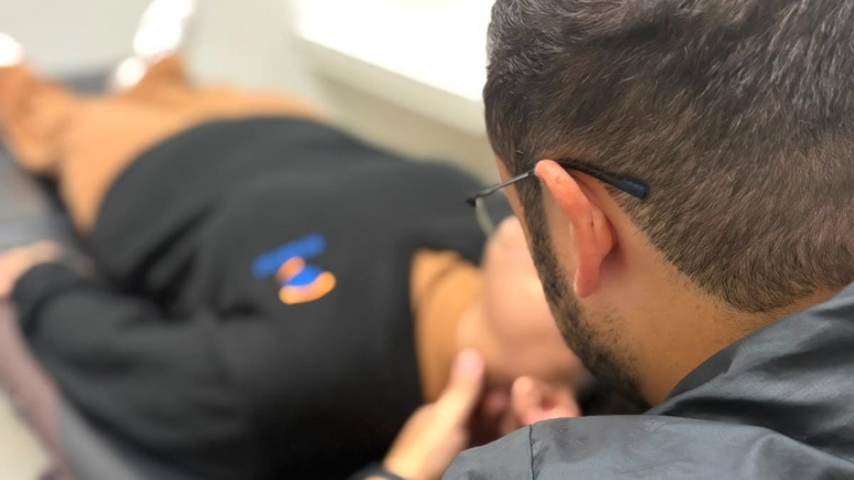 Profissional realizando atendimento para promover saúde e bem-estar no trabalho.