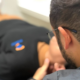 Profissional realizando atendimento para promover saúde e bem-estar no trabalho.