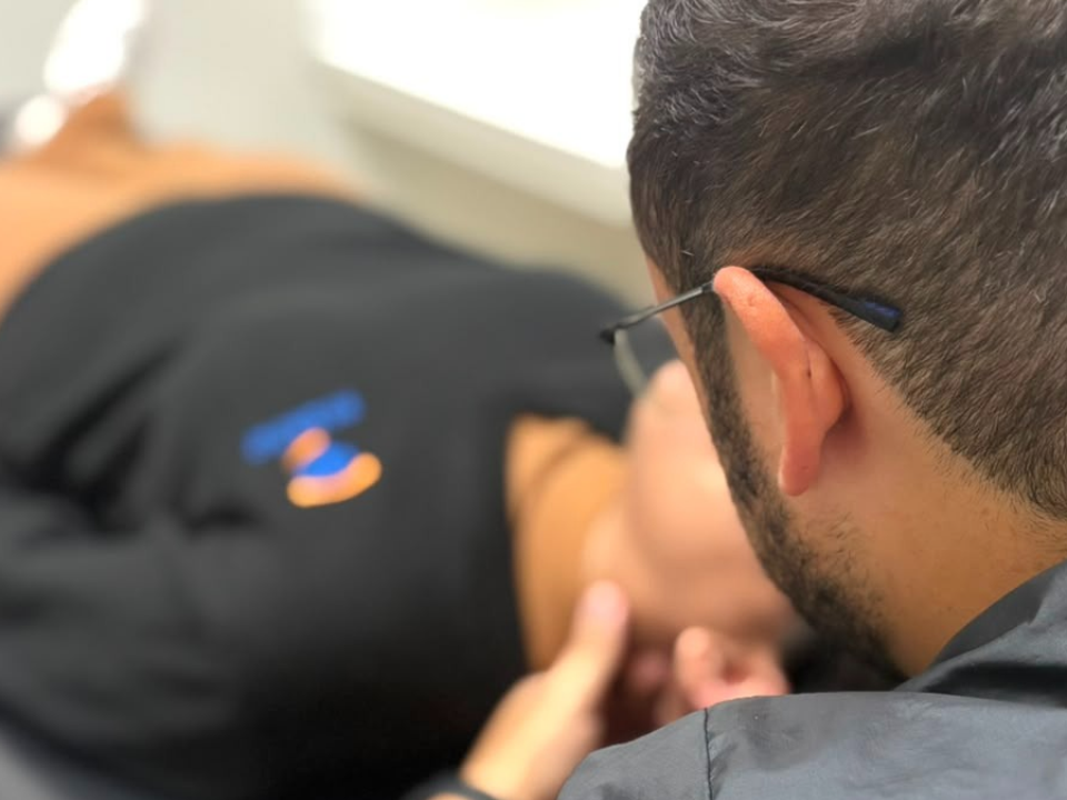Profissional realizando atendimento para promover saúde e bem-estar no trabalho.
